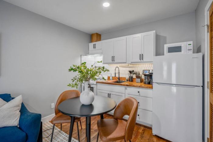 Modern Fully Equipped Studio, Gated Parking!