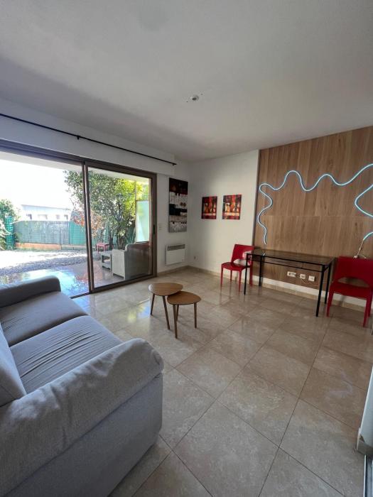 Grand studio avec terrace et parking