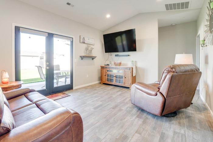 Walk to Moses Lake! Family Home w Fenced Yard