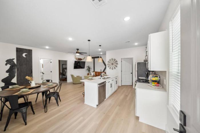 Gated Parking, Near Downtown, Museums, Bayou Trail