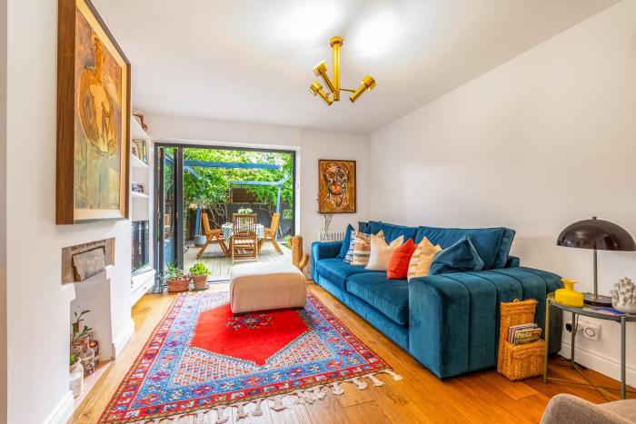 Urban Oasis Chic 1BR Flat with Spacious Garden