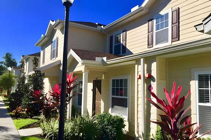Townhouse 4Q no Lucaya com Piscina