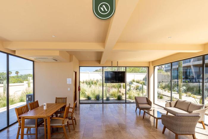 Luxury 2 BR Condo - Oceanview Pool - Gym