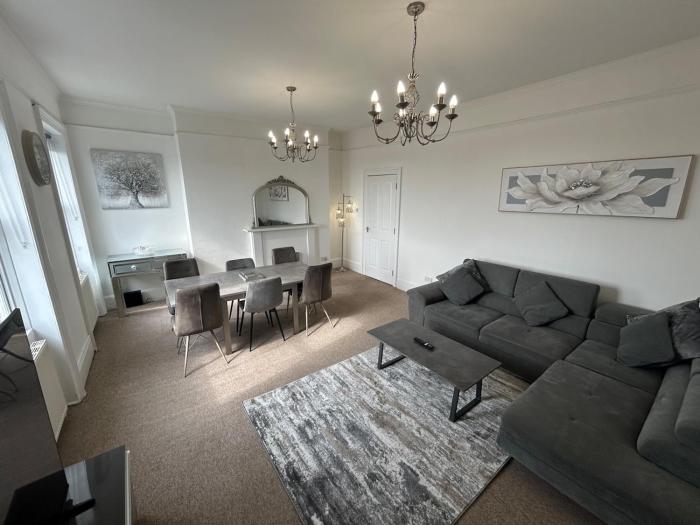 Charming 2-Bed Penthouse - Free Parking