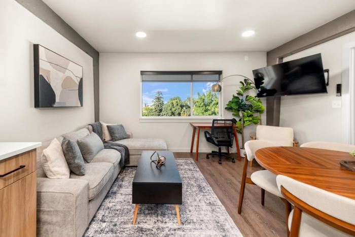 2BR in Downtown with Parking