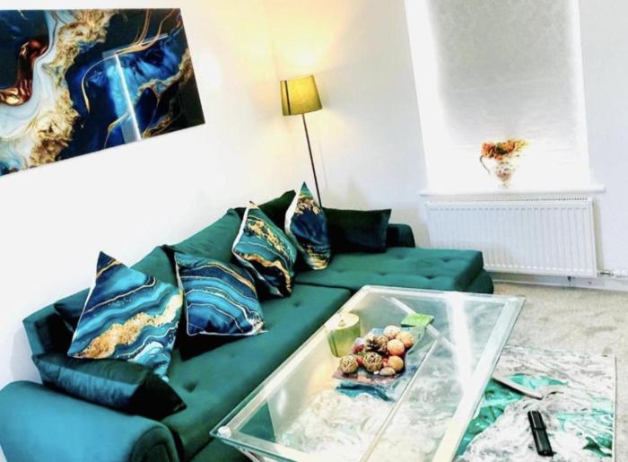 3-Bedroom Gem in Manchester with Free Parking