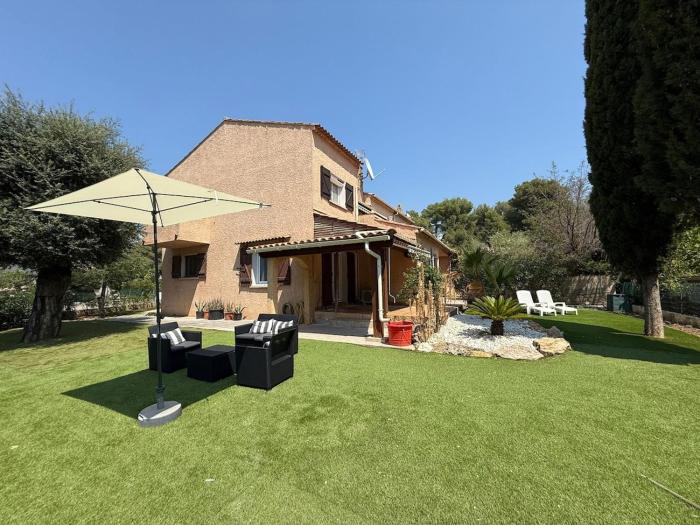Family Apartment by the Sea with Garden