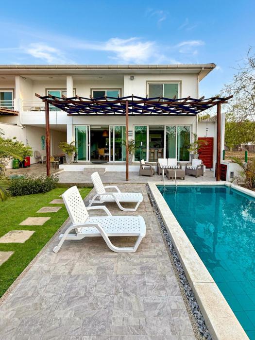 Vacation Home Escape & Villa with pool