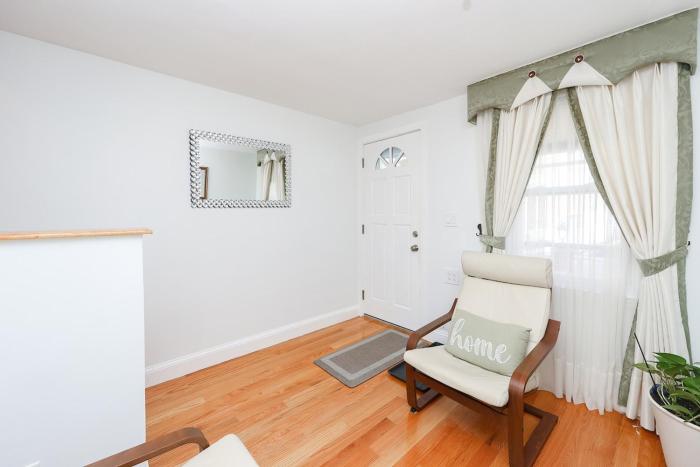 Eastie Roomy 3BR with Easy City and Airport Access
