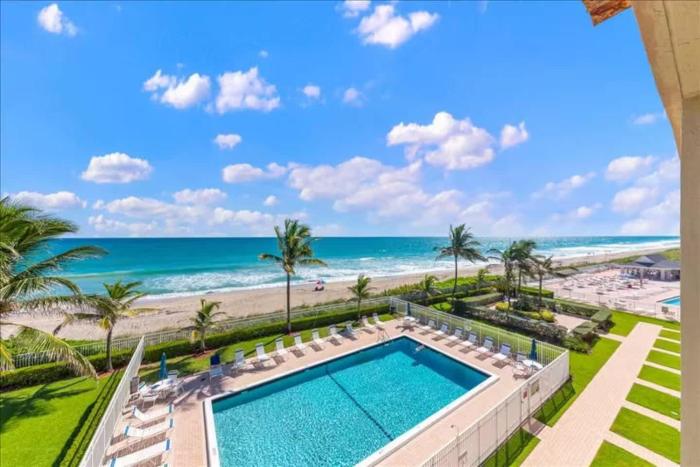 Hutchinson Island BeachFront Heated Pool Balcony Top Floor