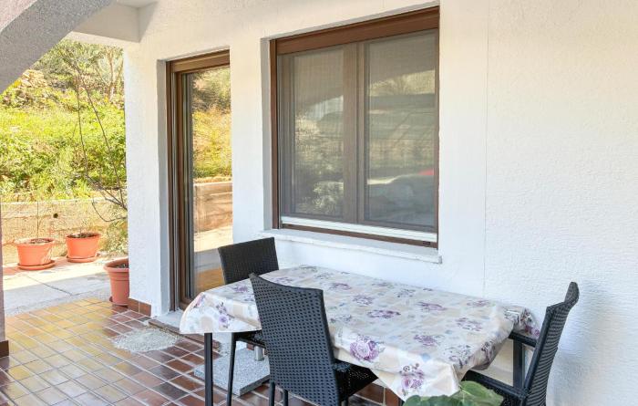 Lovely Apartment In Palit With Wifi