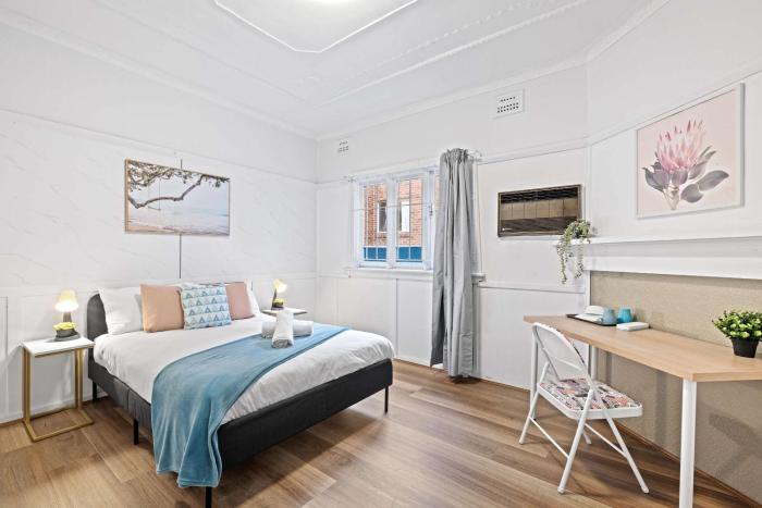 Boutique Double Room - Centrally Located at Granville - Shared Bathroom