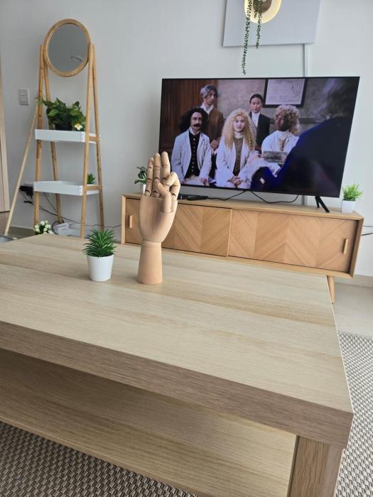 5 Guests - Coworking - Akron Stadium