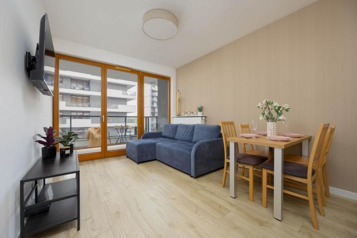 Comfortable Two-bedroom Apartment with Parking, Excellent Location in the City Centre by Noclegi Renters