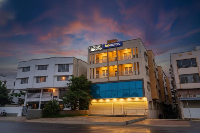 FabHotel Classic Executive - Nr Sasvad Road Railway Station