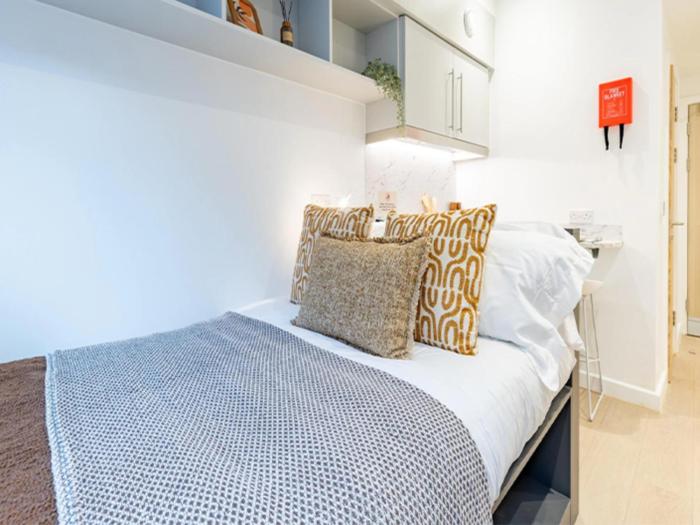 Student Only, Elegant Bronze Studio Paddington Hyde park Talbot Square