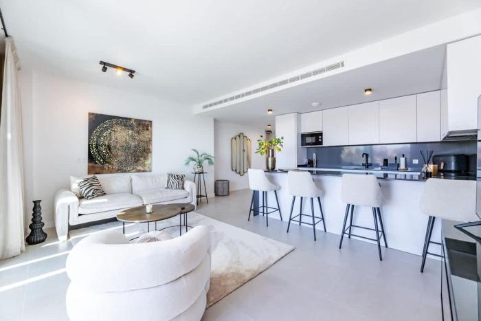 Luxury 2BD Flat - Pools - Parking - Spa - Gym