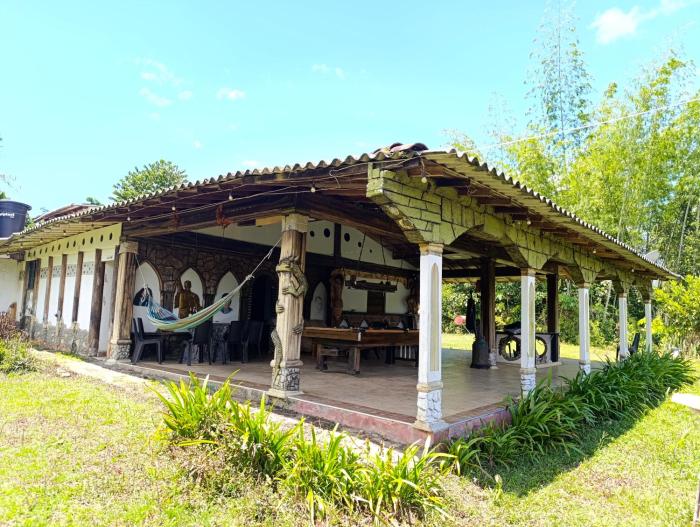 Grande y hermosa casa de tapia