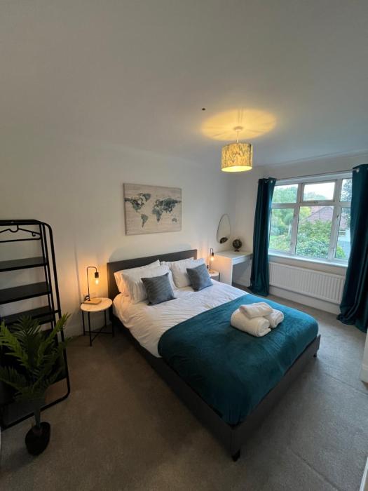 Cosy 2 Bed Maisonette near Heathrow & Windsor