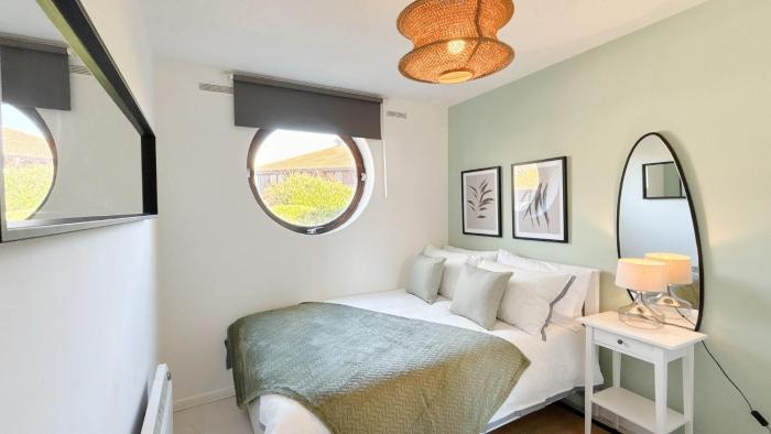 Station 5 Minutes, Free Wifi , Smart TV , Long Stays OK