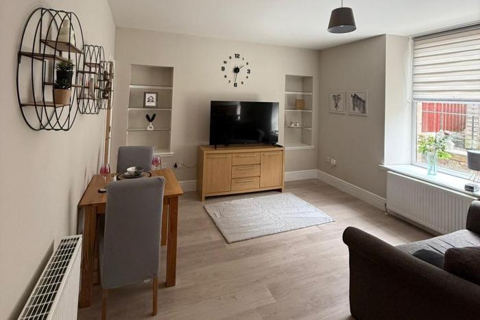 1 Bed Flat - Sleeps 2 - Parking - Wifi