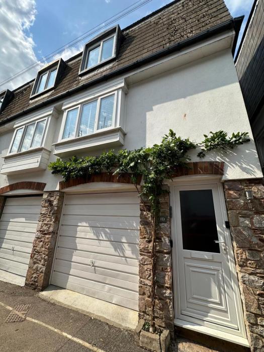 Very Central - 3 Bedrooms, Sleeps 6, garage & terrace