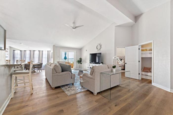 Lakefront home with Pool, Game Room and Dock