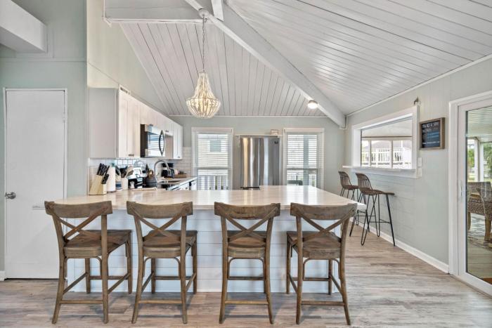 Canal Front Bungalow with Screened Patio and Kayaks