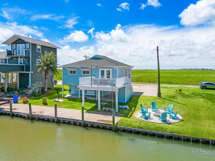Cozy Canal-Front Beach Bungalow with Great Views
