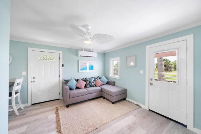 Cute and cozy beach bungalow near the seawall