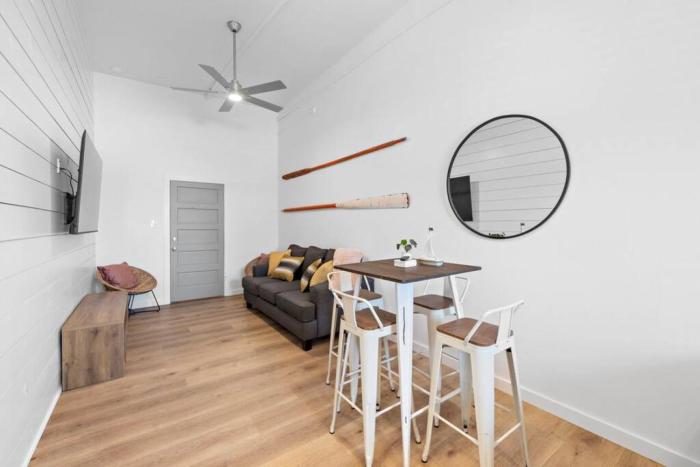 Modern Downtown Galveston Loft, Walk to The Strand