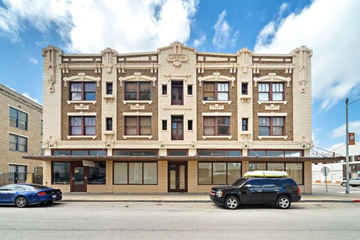 Historic loft in downtown Galveston close to everything