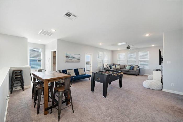 Huge beach house with private boardwalk and gorgeous bay views