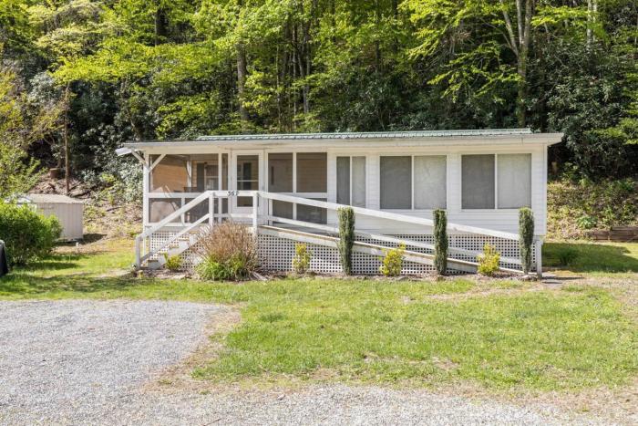 Streams & Dreams - Hidden River Gem, Mountain Views, Fishing, and Hiking!