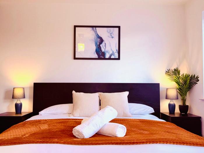 Spacious 5 Bed, Sleeps 10 with Parking, Contractors & Family Haven