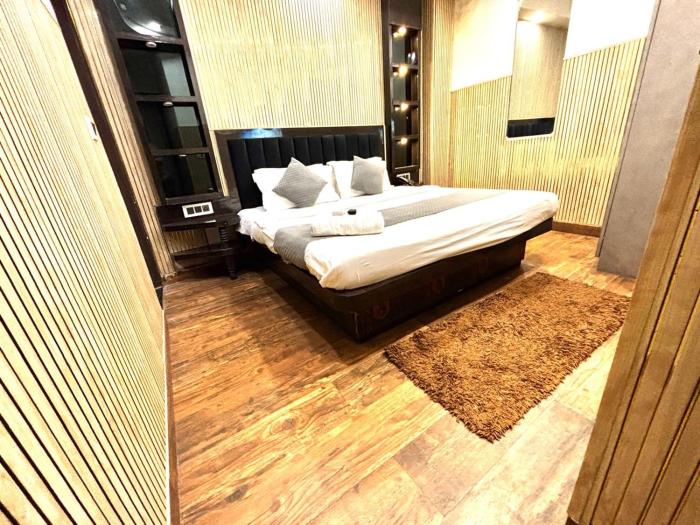 Hotel Red Stone - 3 Mins from Railway Station and 5 Mins from Metro