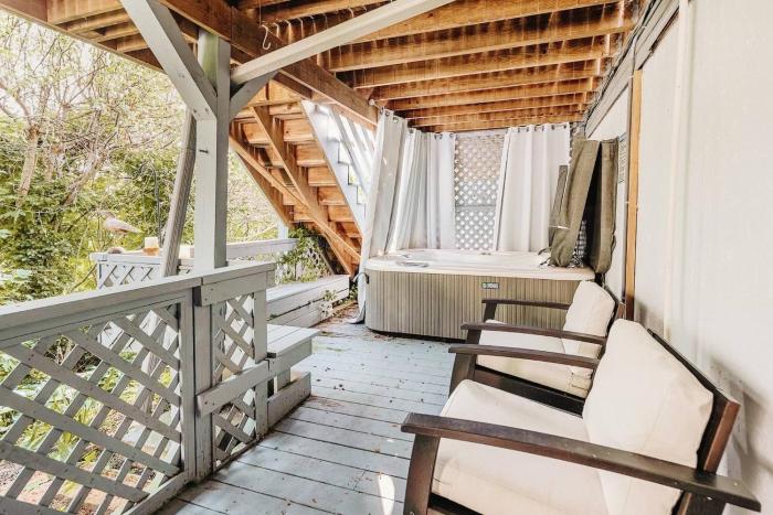 Tranquil Bayview Oasis - saltwater hot tub year-round - reserved parking