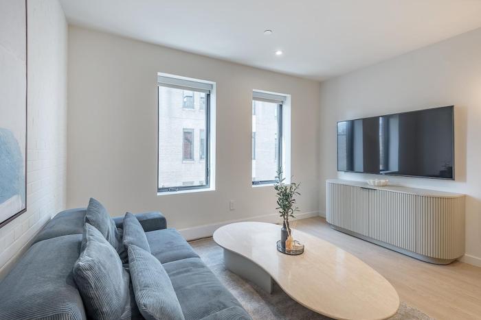 Bright & Modern 2BR - Golden Square Mile