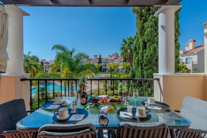 5 star Luxury Palmview apartment with large terrace and communal pool