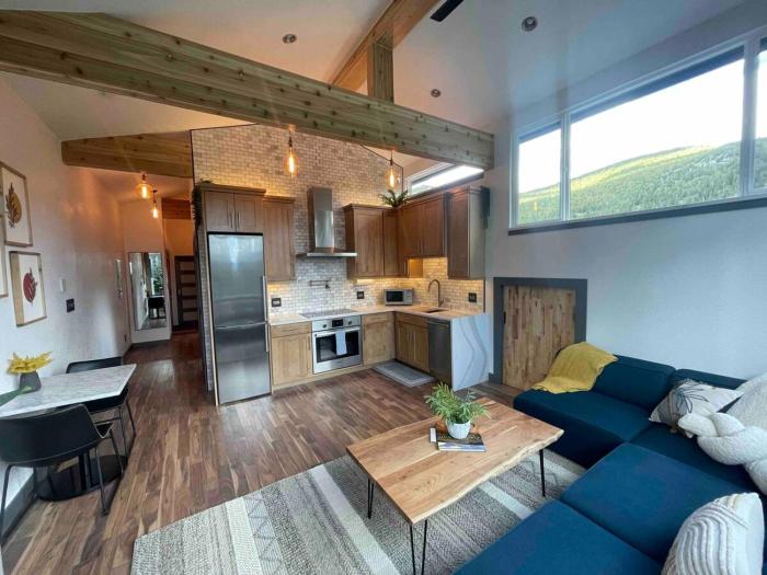 Blue Owl - Tree House Views! Couples Getaway!