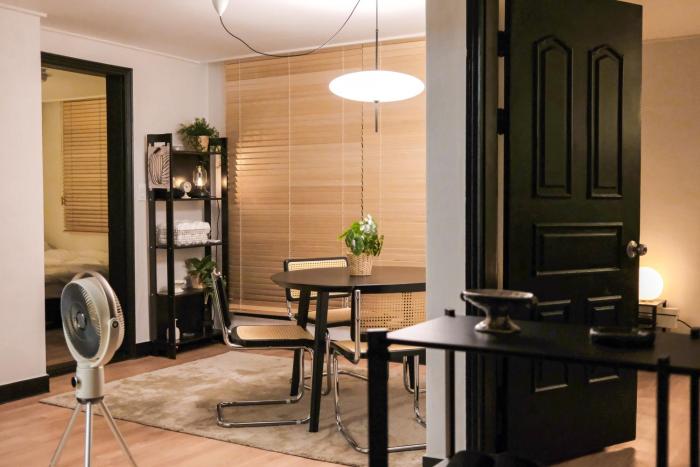 블랙앤우드 하우스, 합정역 도보 5분, 홍대 1정거장, 망원한강공원 Modern Cozy Seoul Loft, Hapjeong station 5 mins walk, Hongdae just 1 stop