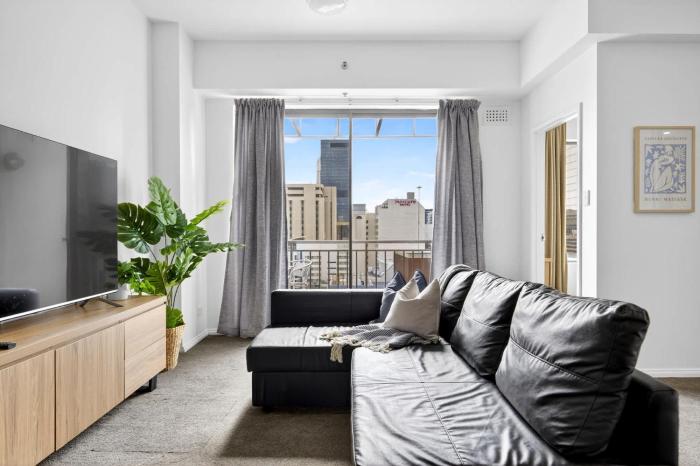 Skyline & Harbour Views-Top Floor