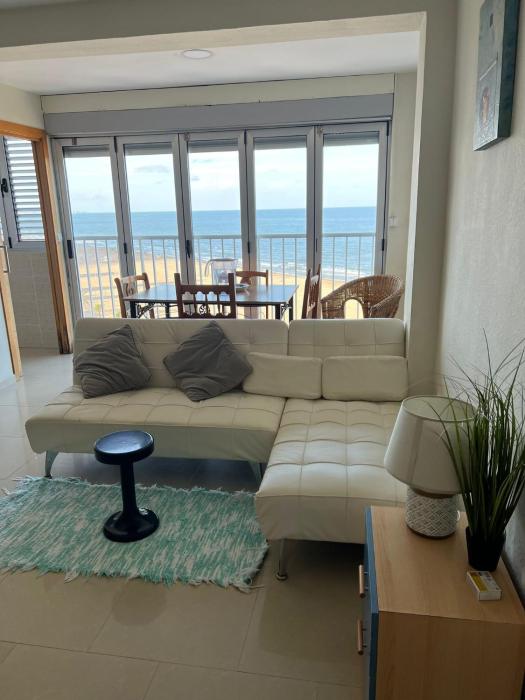 Studio 1st line with sea views and pool in Gandia playa