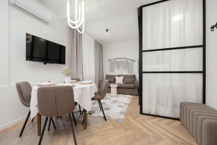 Pastel Apartment Andersa in Warsaw with Air Conditioning by Noclegi Renters