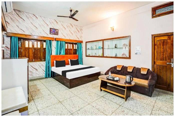 Hotel Subh Aura Suites - Near Kashi Vishwanath Temple And Ganga Ghat -With Fully Air conditioned- Wifi - Room Service - A Luxury Room in Varanasi