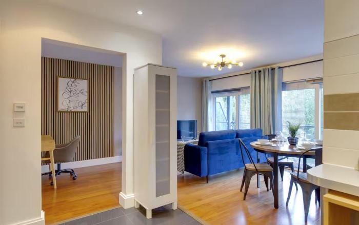Pass the Keys Stylish Riverside Apartment with Free Parking