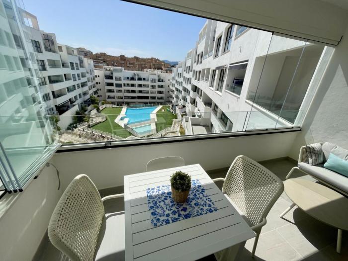 2 Bed Flat - Sleeps 4 - Pool - Parking - Wifi