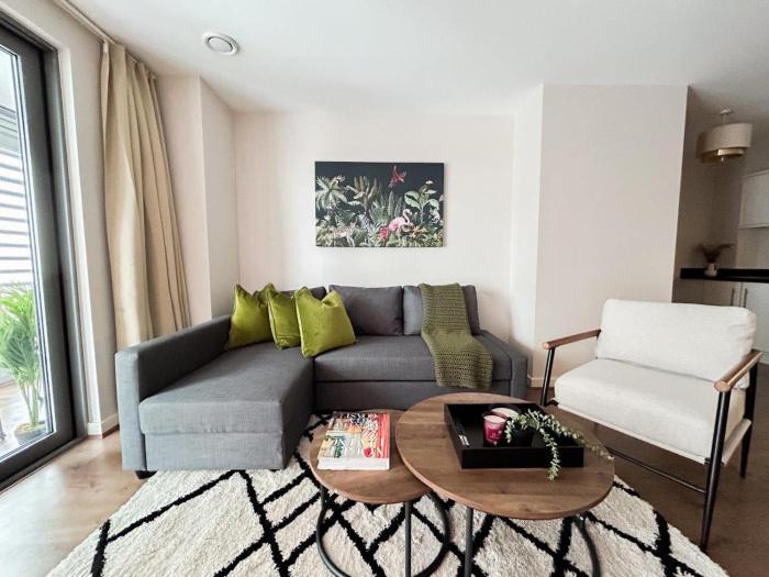 Stylish Urban Sanctuary with Parking