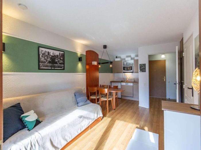 Appartement T2 avec terrasse, proche des pistes, piscine couverte, salle de fitness et services inclus - FR-1-404-305