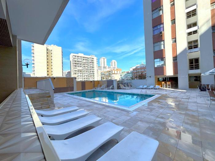 Cobertura panorâmica com 2 suítes em Botafogo, vista para o Cristo e área de lazer